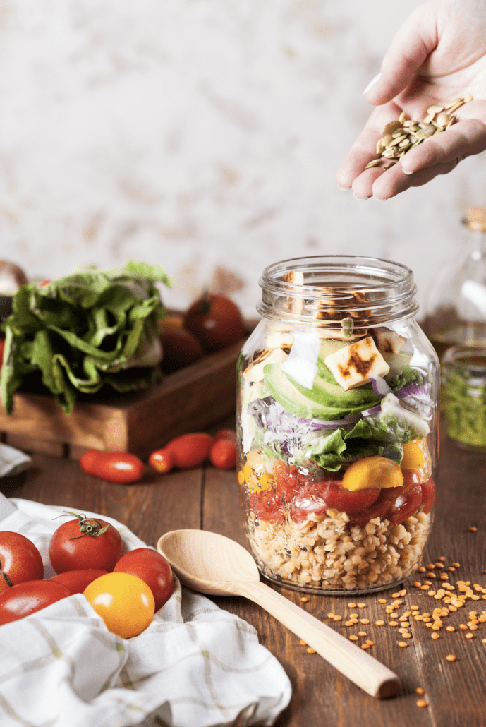 Sund salat i glas med med grønsager og kerner