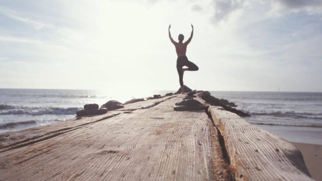 yoga-ved-havet-i-solskin Yoga på en badebro i smukt solskinsvejr