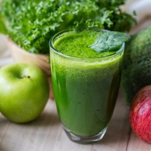 sund-grøn-juice-æbler-celleri Sund grøn juice med æbler og celleri i glas.